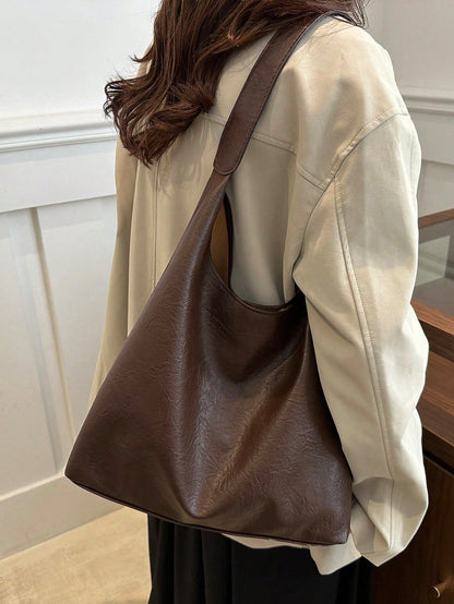 bolso hobo café para mujer en uso con outfit casual