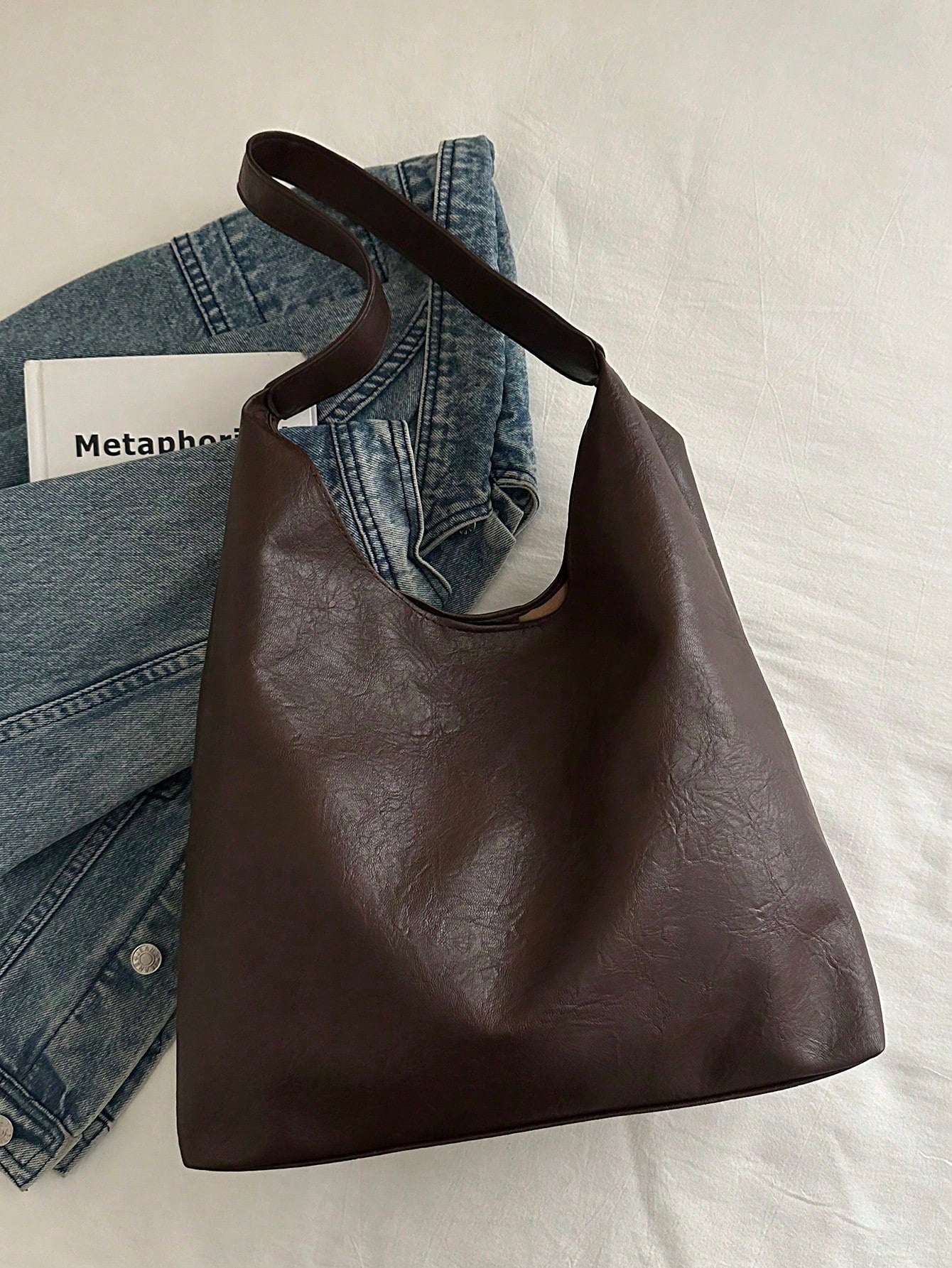 bolso hobo café para mujer vista frontal sobre chaqueta de mezclilla