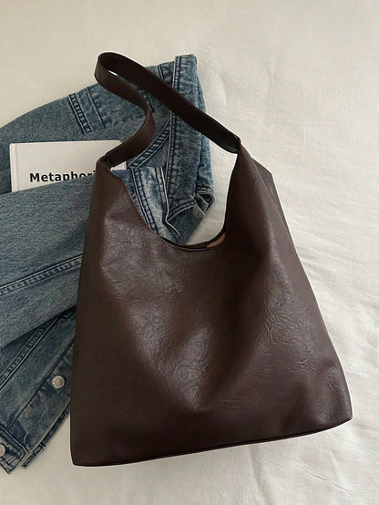 bolso hobo café para mujer vista frontal sobre chaqueta de mezclilla