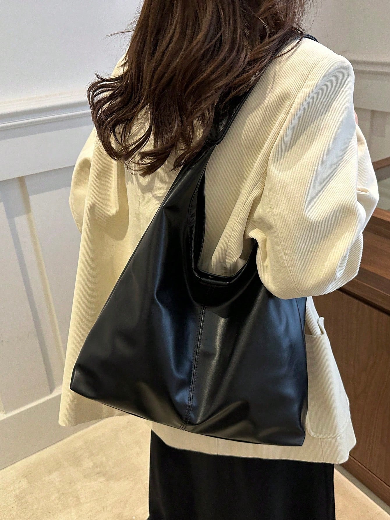 Bolso hobo negro para mujer llevado cómodamente sobre el hombro