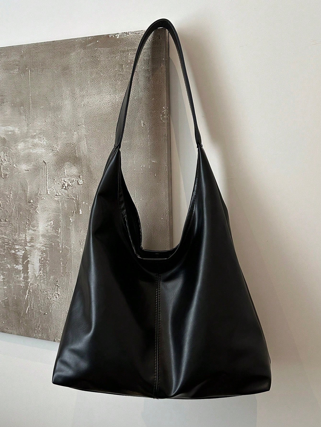 Bolso hobo negro para mujer vista frontal de gran capacidad
