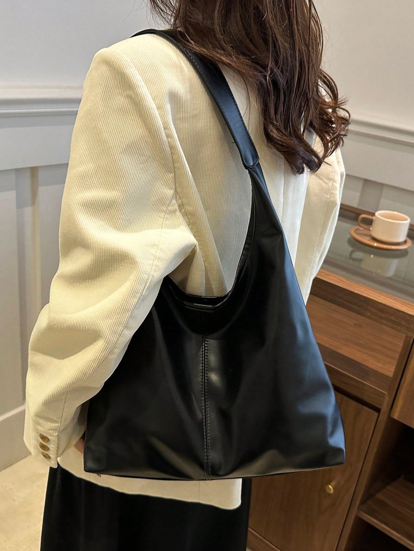 Bolso negro para mujer detalle de ajuste sobre el hombro