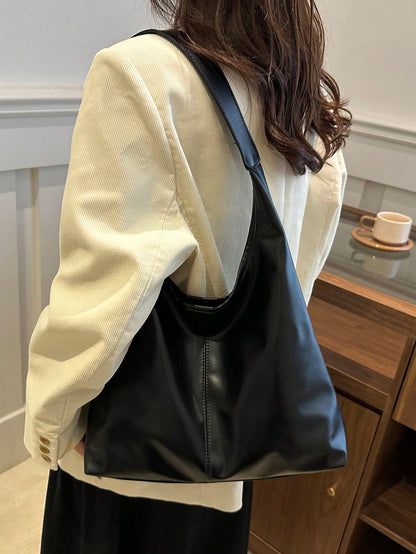 Bolso negro para mujer detalle de ajuste sobre el hombro