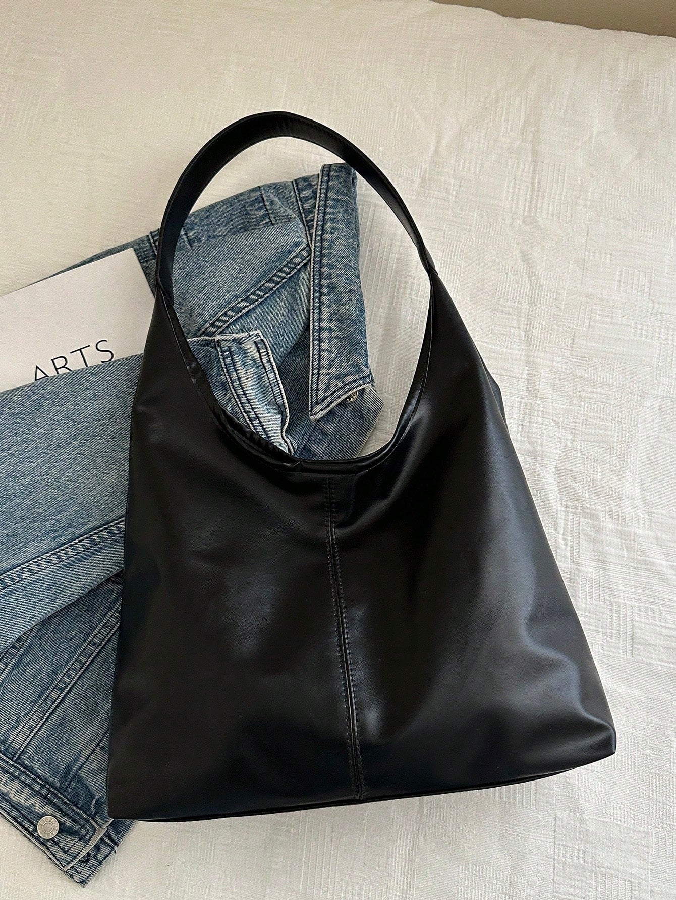 Bolso hobo negro para mujer con acabado liso y costura central