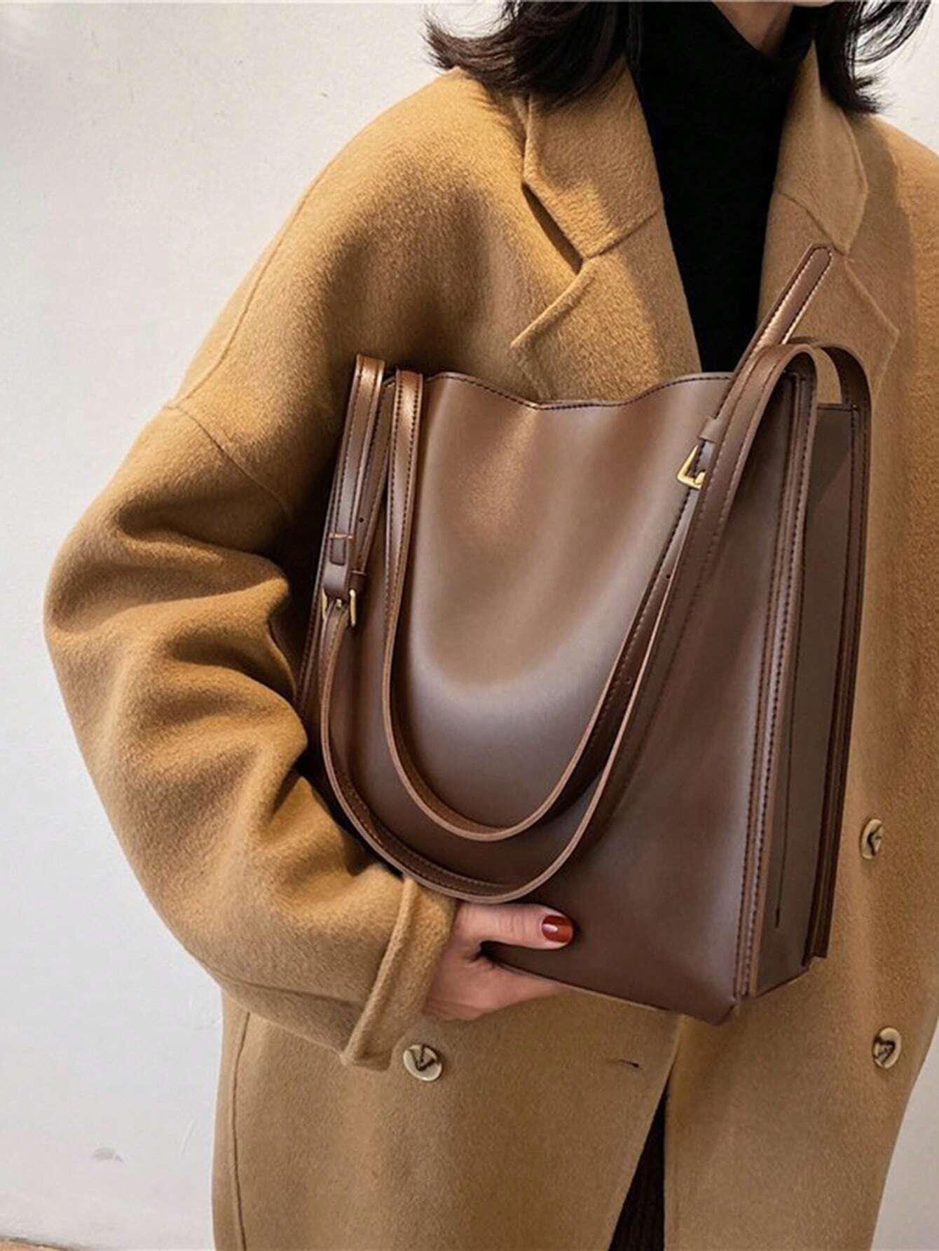 Bolso tote café chocolate para mujer llevado de mano detalle frontal