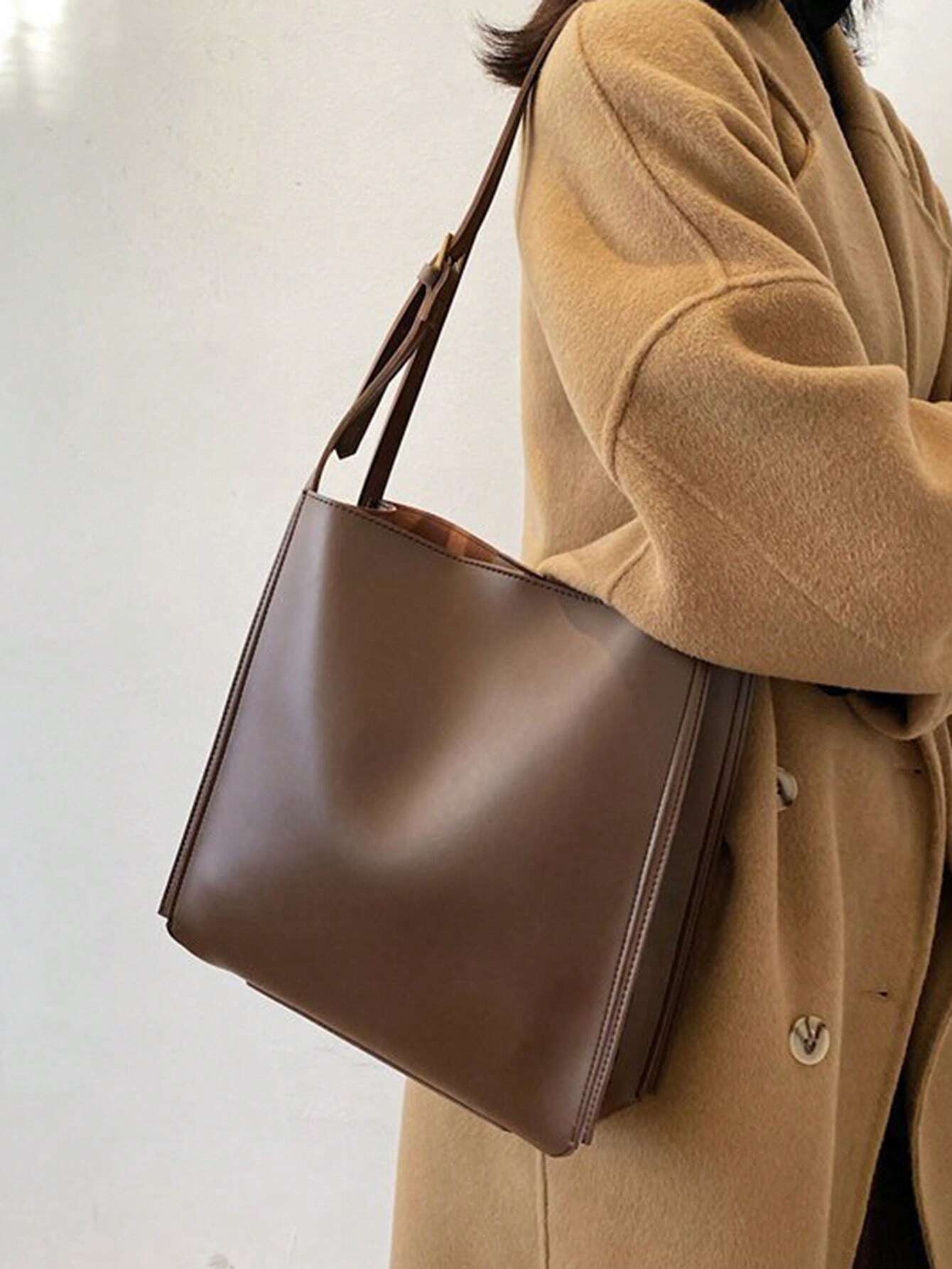Bolso tote café chocolate para mujer vista lateral llevado al hombro