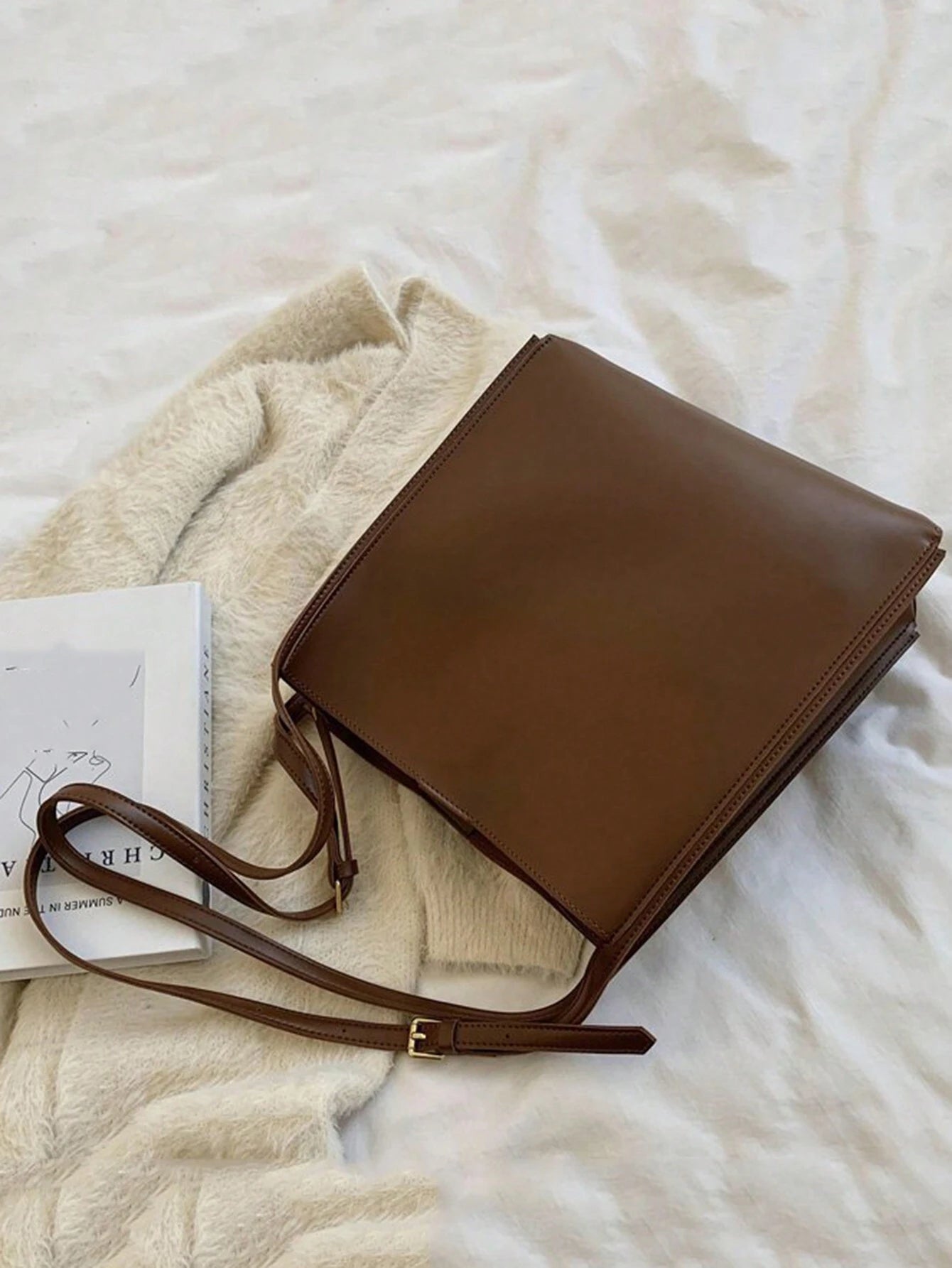 Bolso tote café chocolate para mujer vista completa sobre fondo claro
