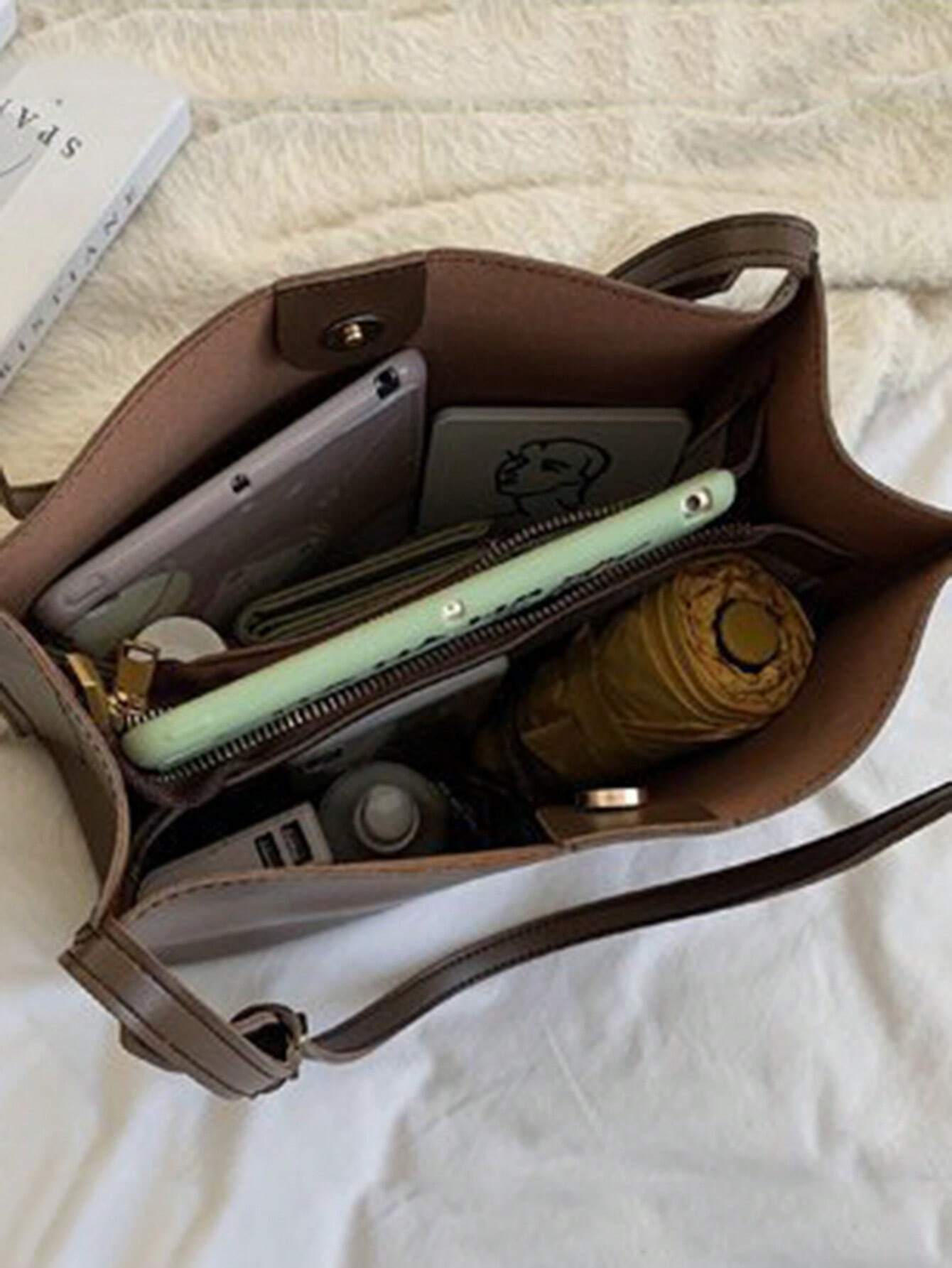 Bolso tote café chocolate para mujer detalle de compartimentos interiores