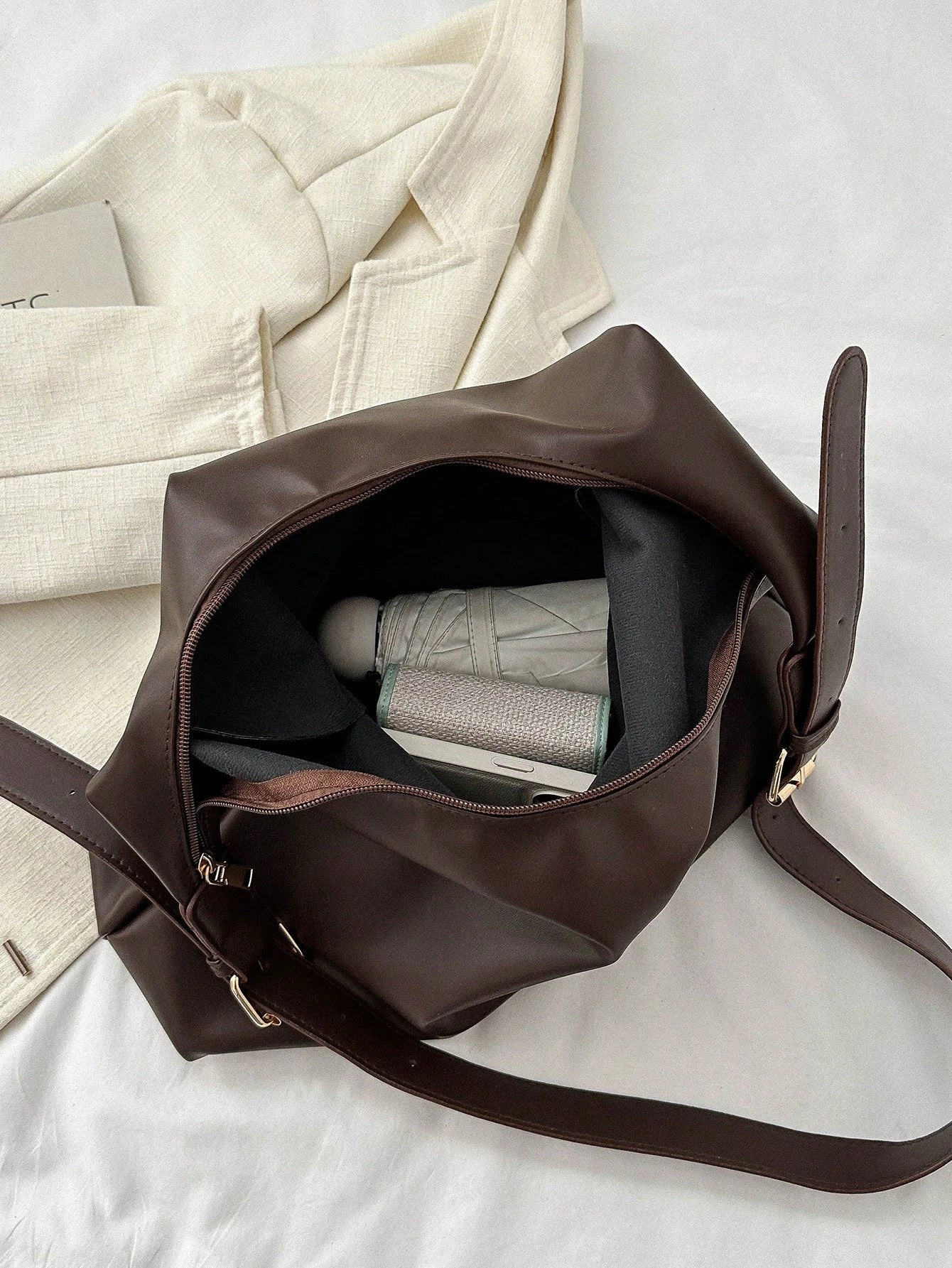 interior del bolso hobo amplio con compartimentos

