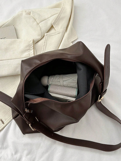 interior del bolso hobo amplio con compartimentos
