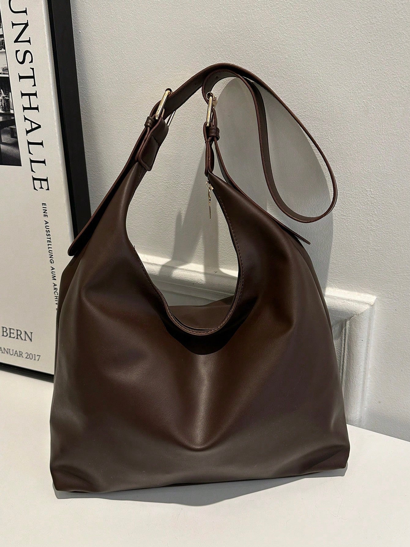 vista lateral bolso hobo acabado liso
