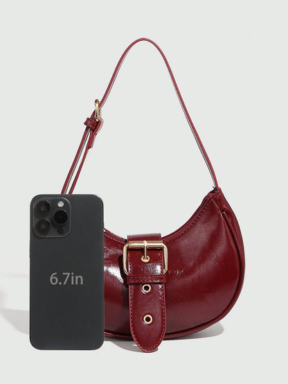 Bolso hobo burdeos para mujer con referencia de tamaño junto a celular