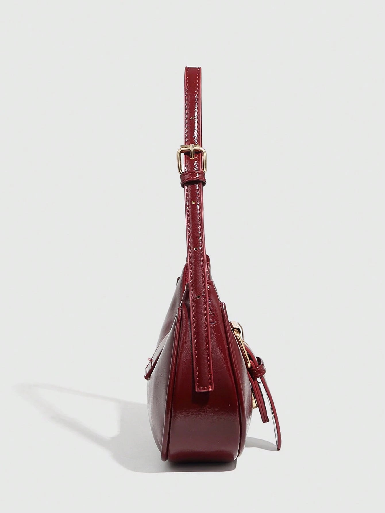 Bolso hobo burdeos para mujer vista lateral con correa ajustable
