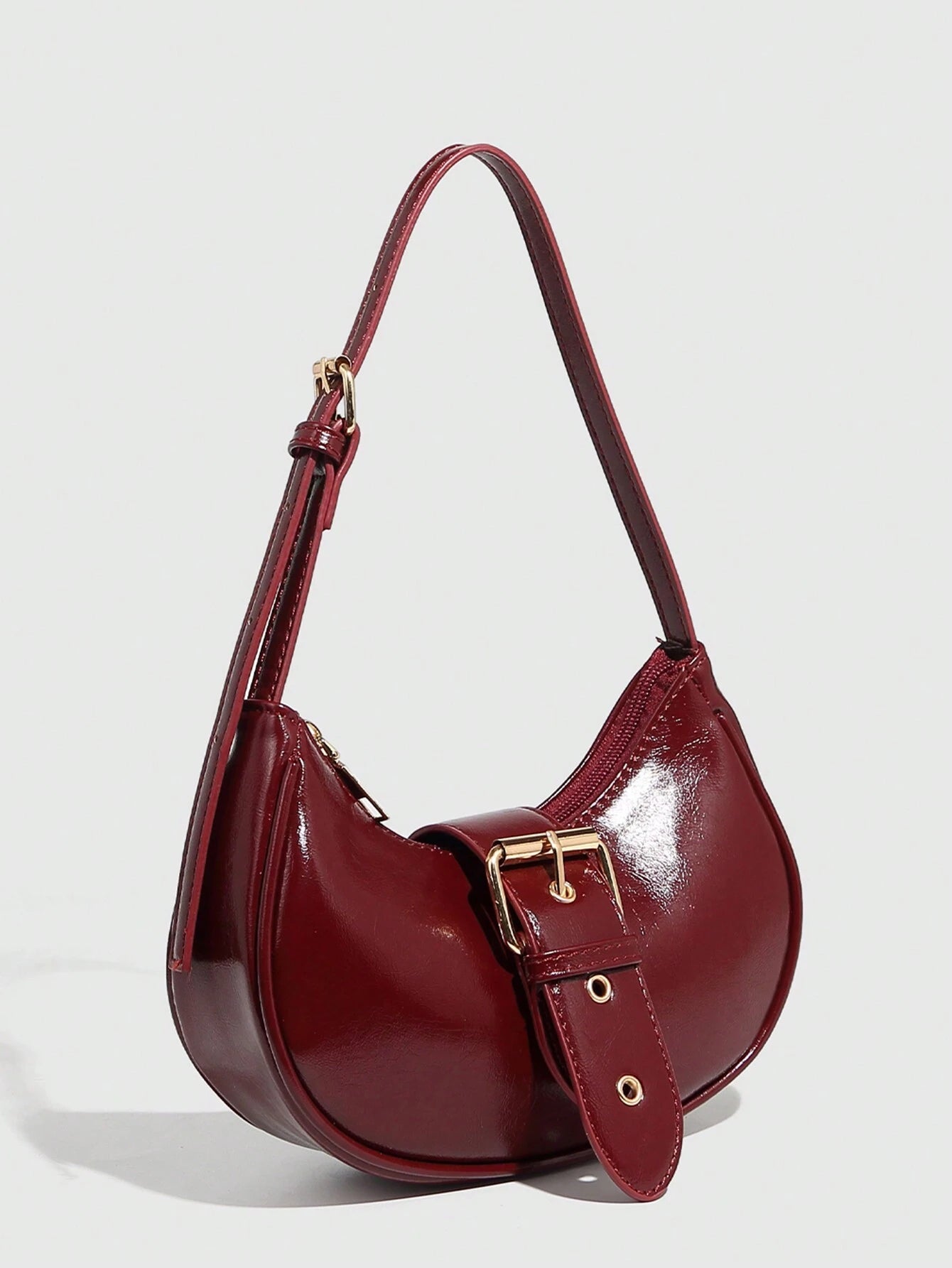 Bolso hobo burdeos para mujer con acabado brillante y hebilla decorativa