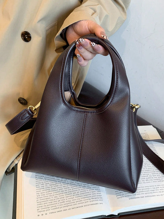 Bolso cubo café para mujer con asa superior y acabado liso