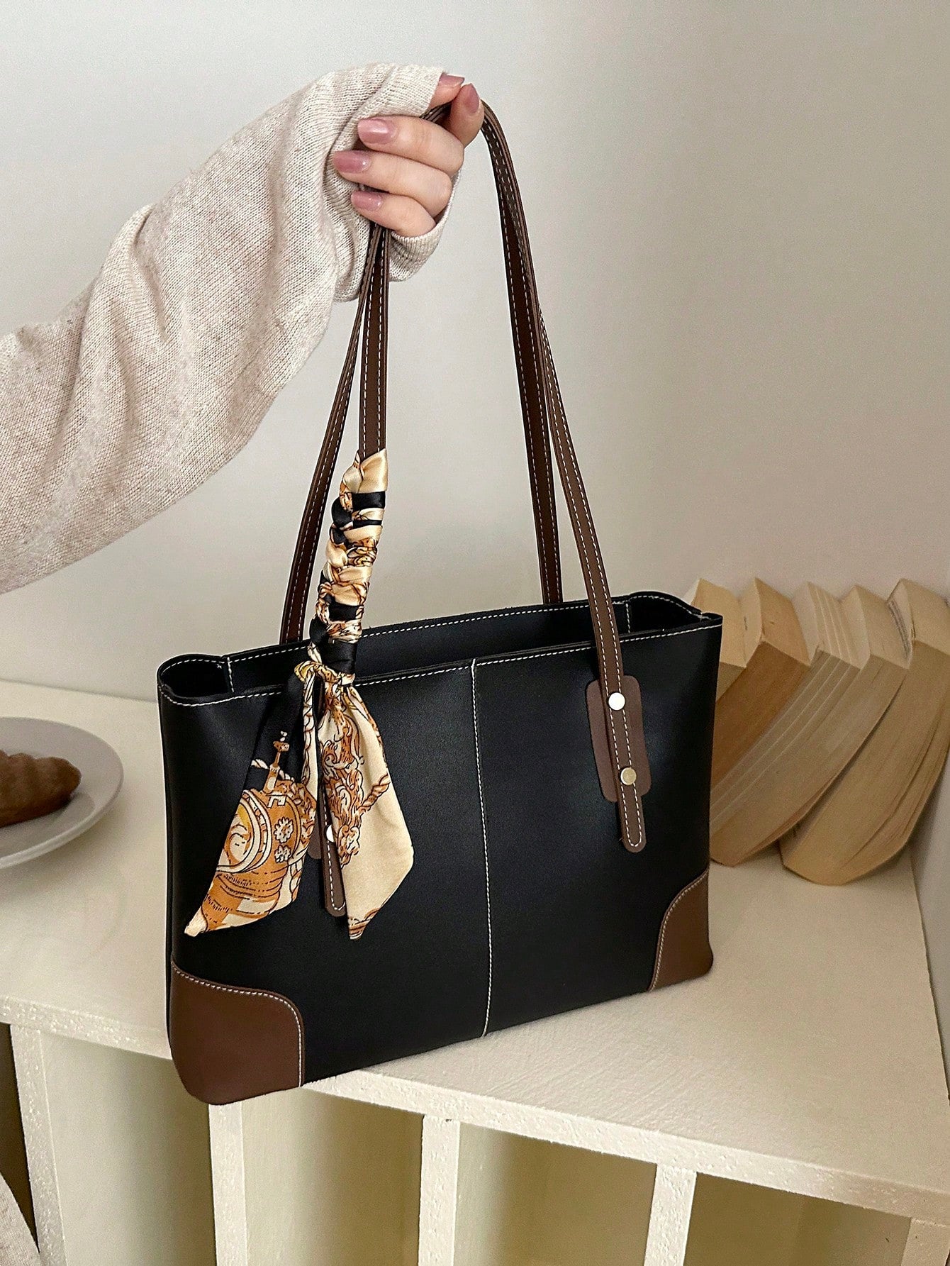 Bolso tote negro para mujer con asas café y pañuelo lateral