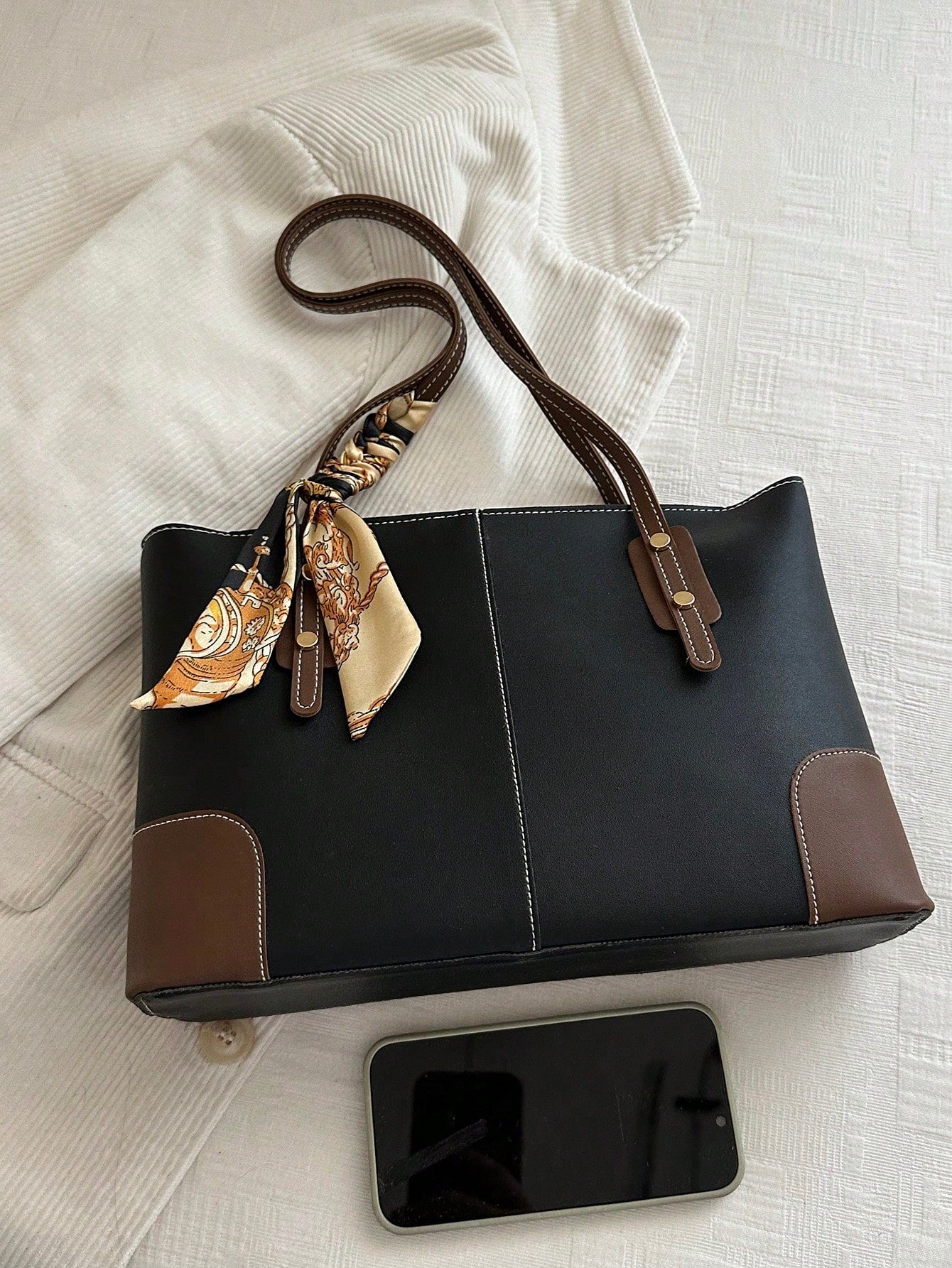 Bolso tote negro para mujer con diseño estructurado y detalle de pañuelo