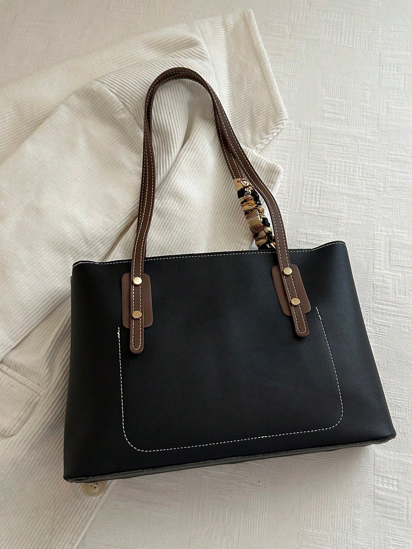 Bolso tote negro para mujer vista posterior con costuras en contraste