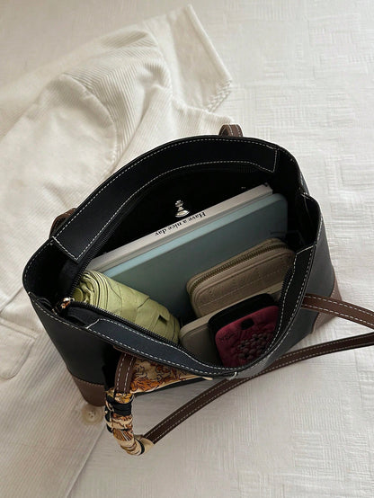 Bolso tote negro para mujer detalle de capacidad interior