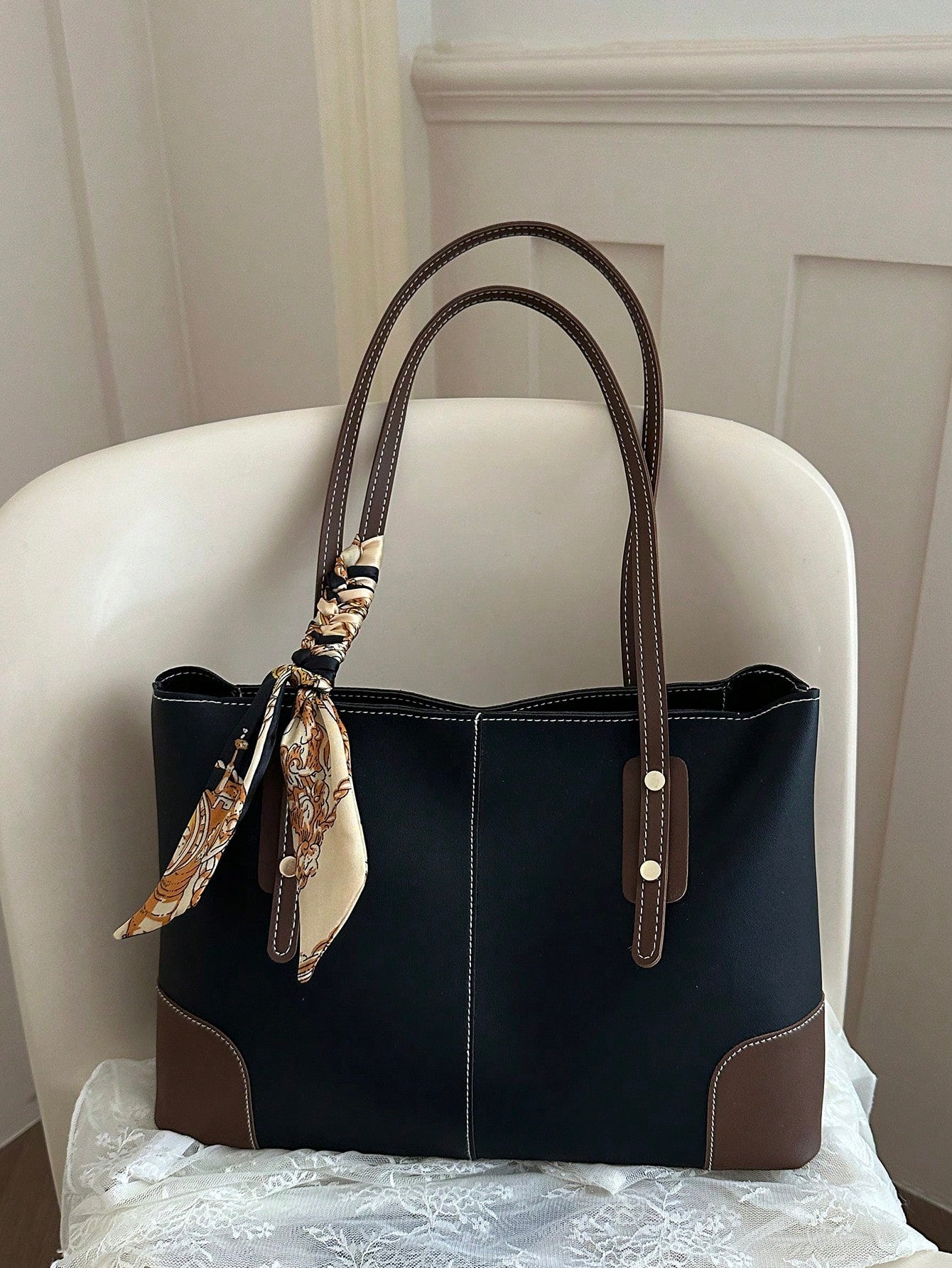 Bolso tote negro para mujer con pañuelo decorativo vista frontal