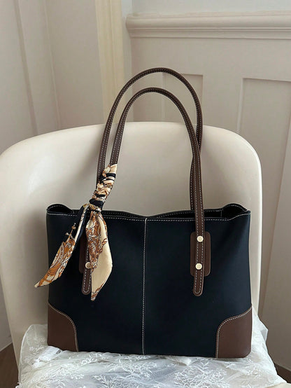 Bolso tote negro para mujer con pañuelo decorativo vista frontal