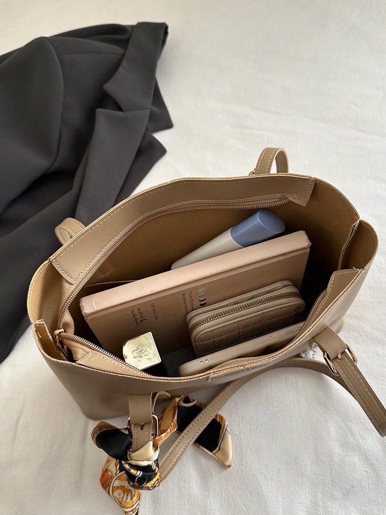 interior del bolso tote caqui con compartimentos