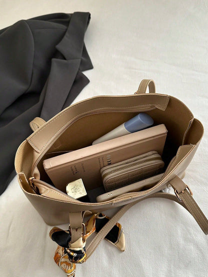 interior del bolso tote caqui con compartimentos