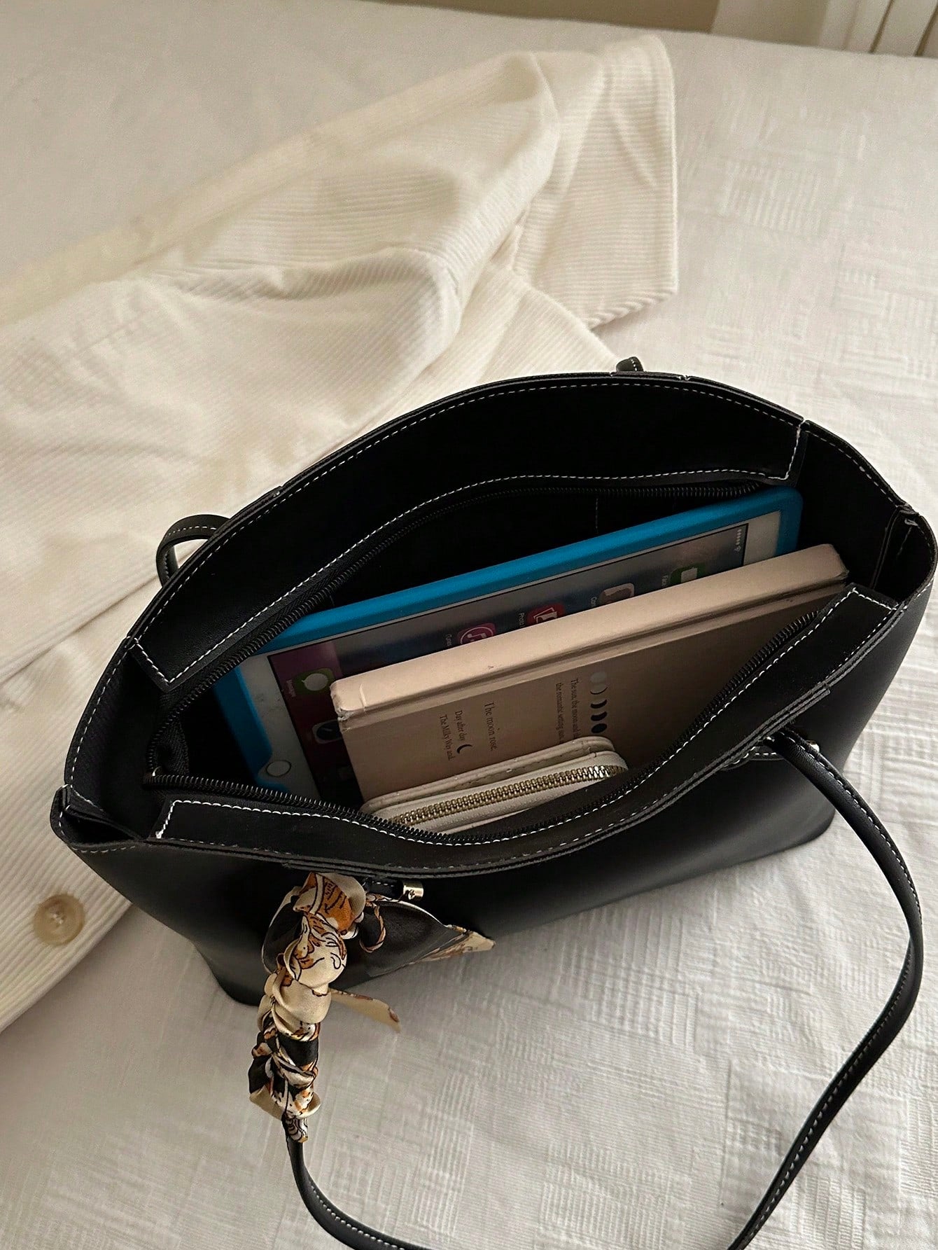 interior del bolso tote negro con compartimentos
