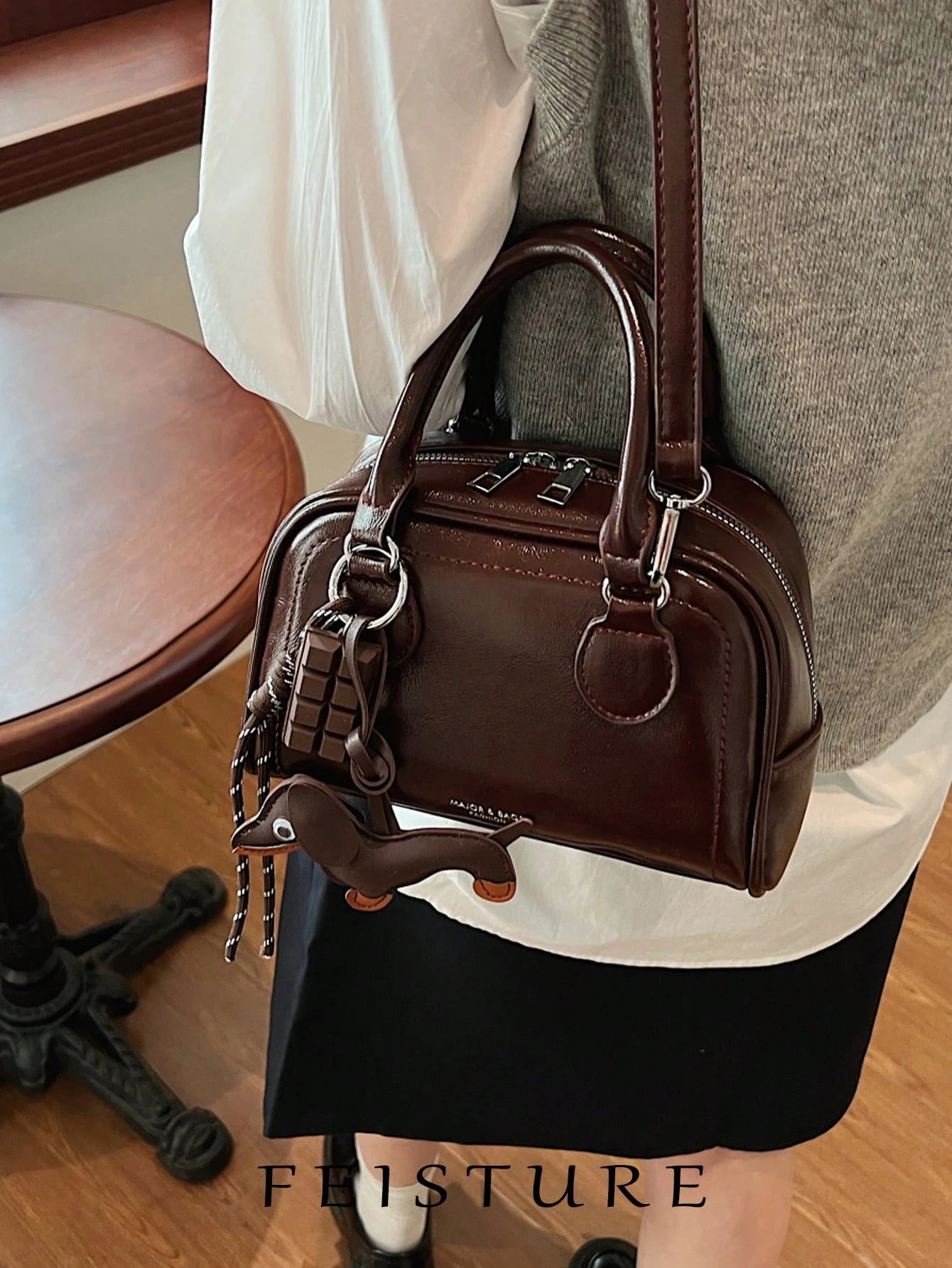 bolso bowling café con correa ajustable