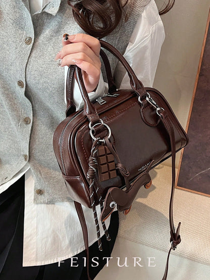 detalle del acabado brillante del bolso vintage café