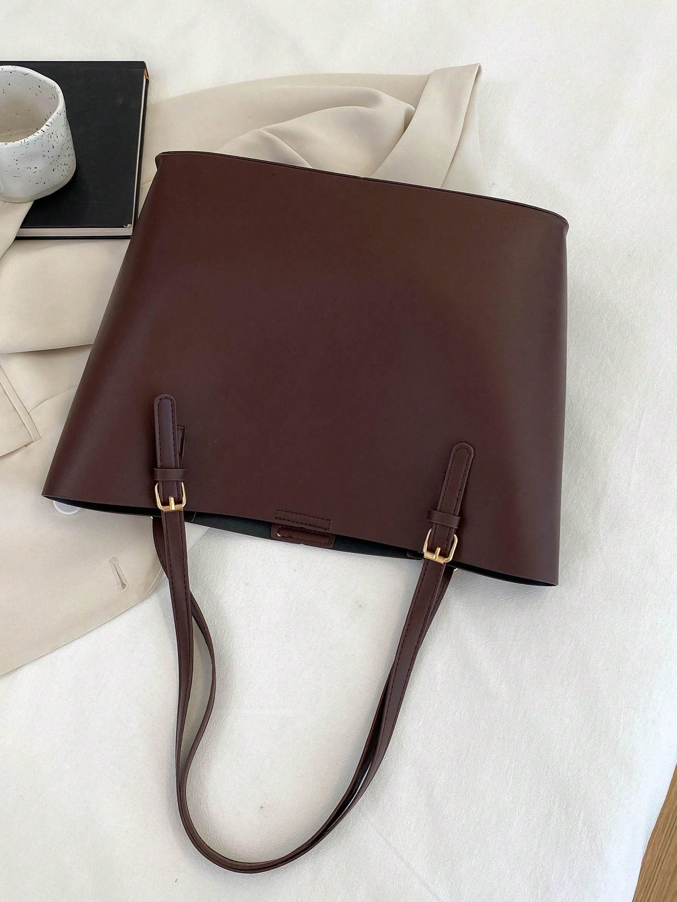 bolso marrón elegante para dama con doble asa