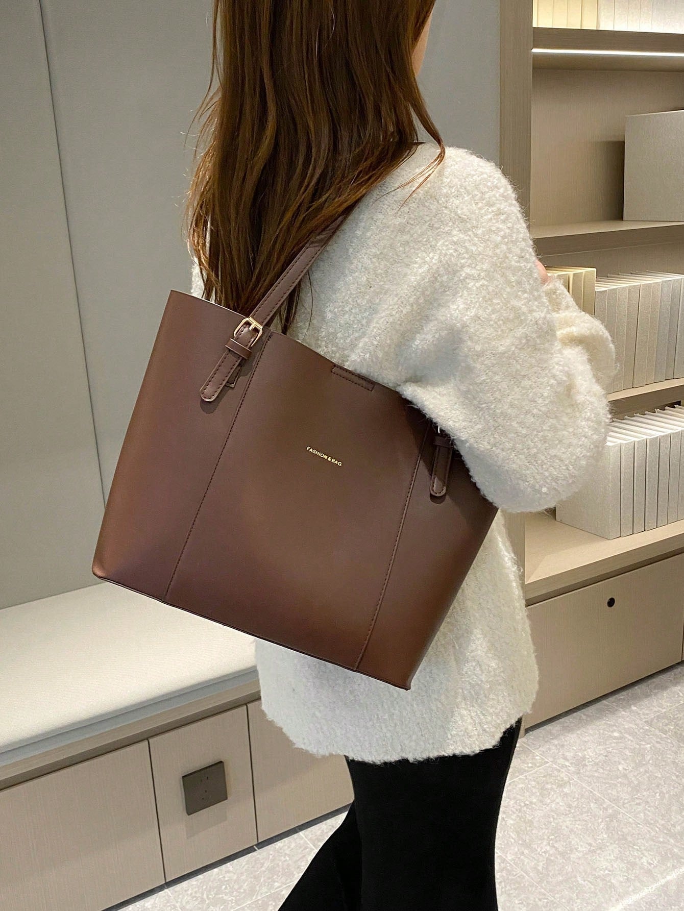 interior del bolso tote marrón para dama