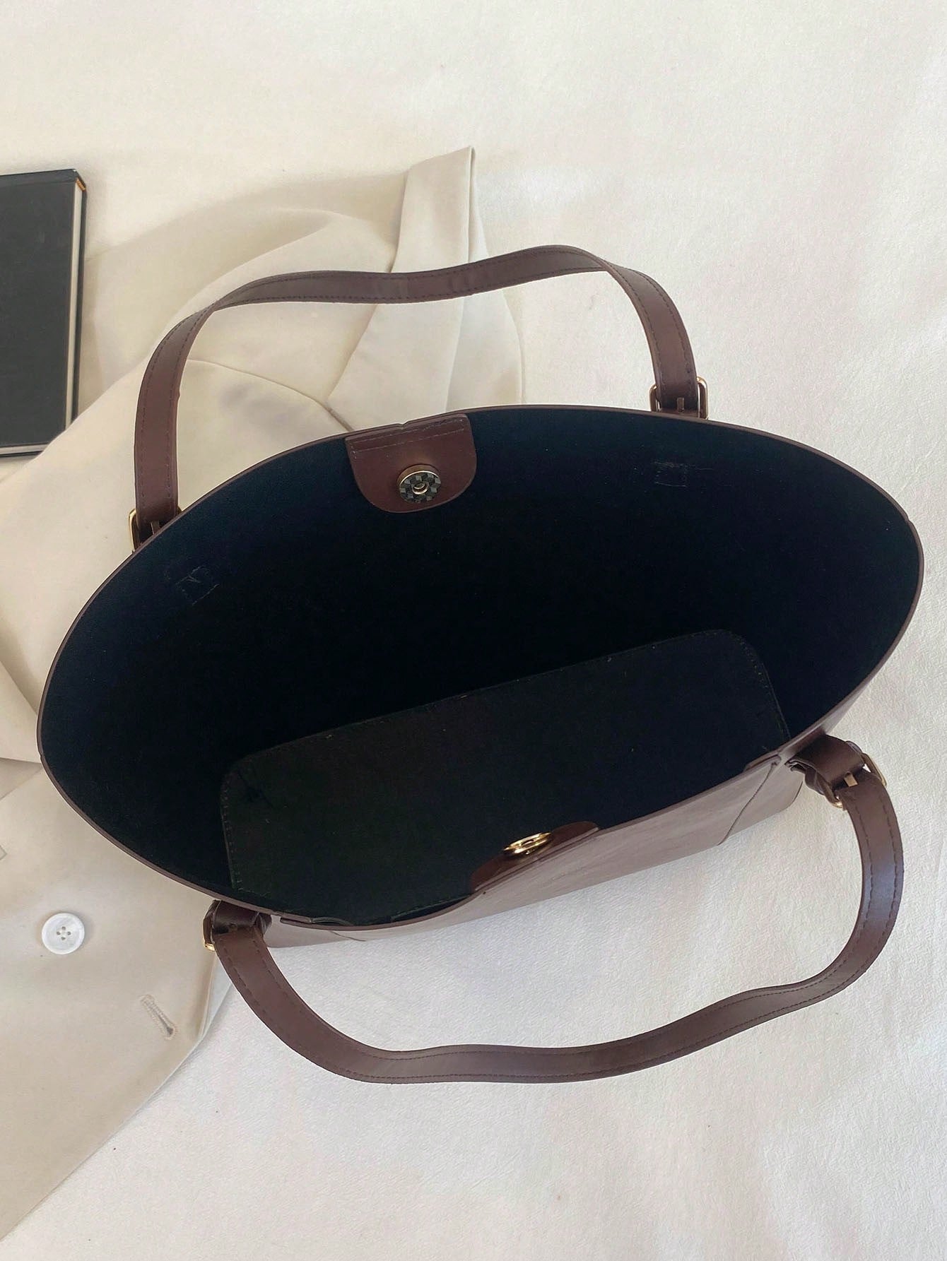 vista lateral del bolso marrón tote para dama