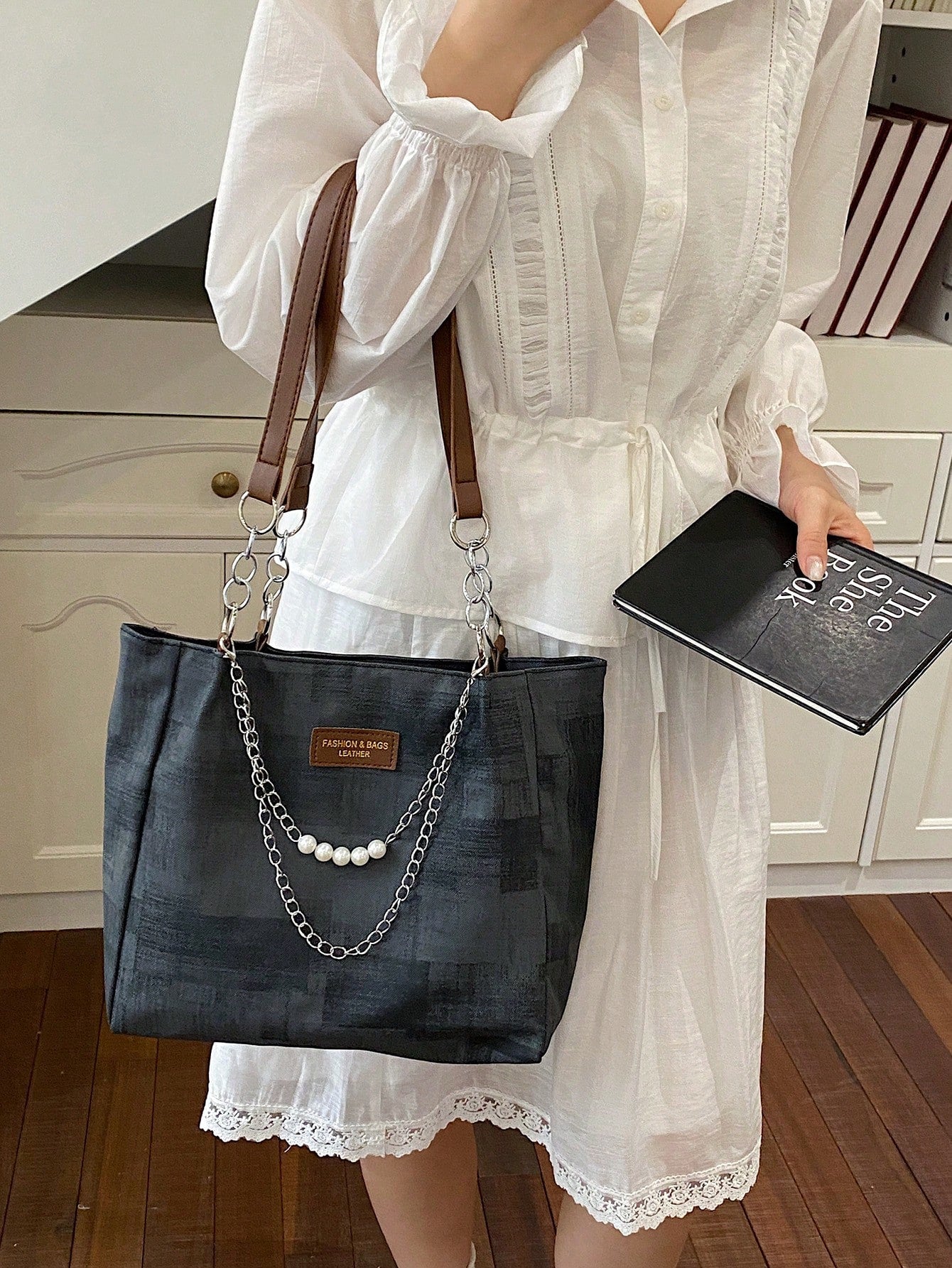 Bolso tote negro para mujer con detalle de cadena decorativa