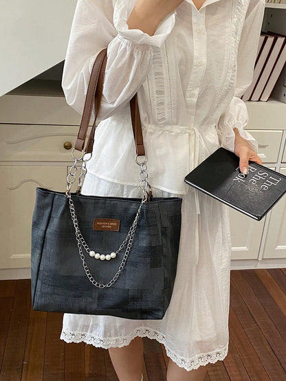 Bolso tote negro para mujer con detalle de cadena decorativa