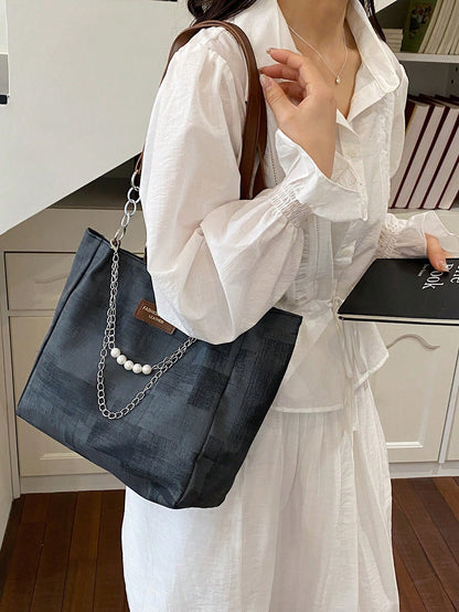 Bolso tote negro para mujer vista lateral en uso