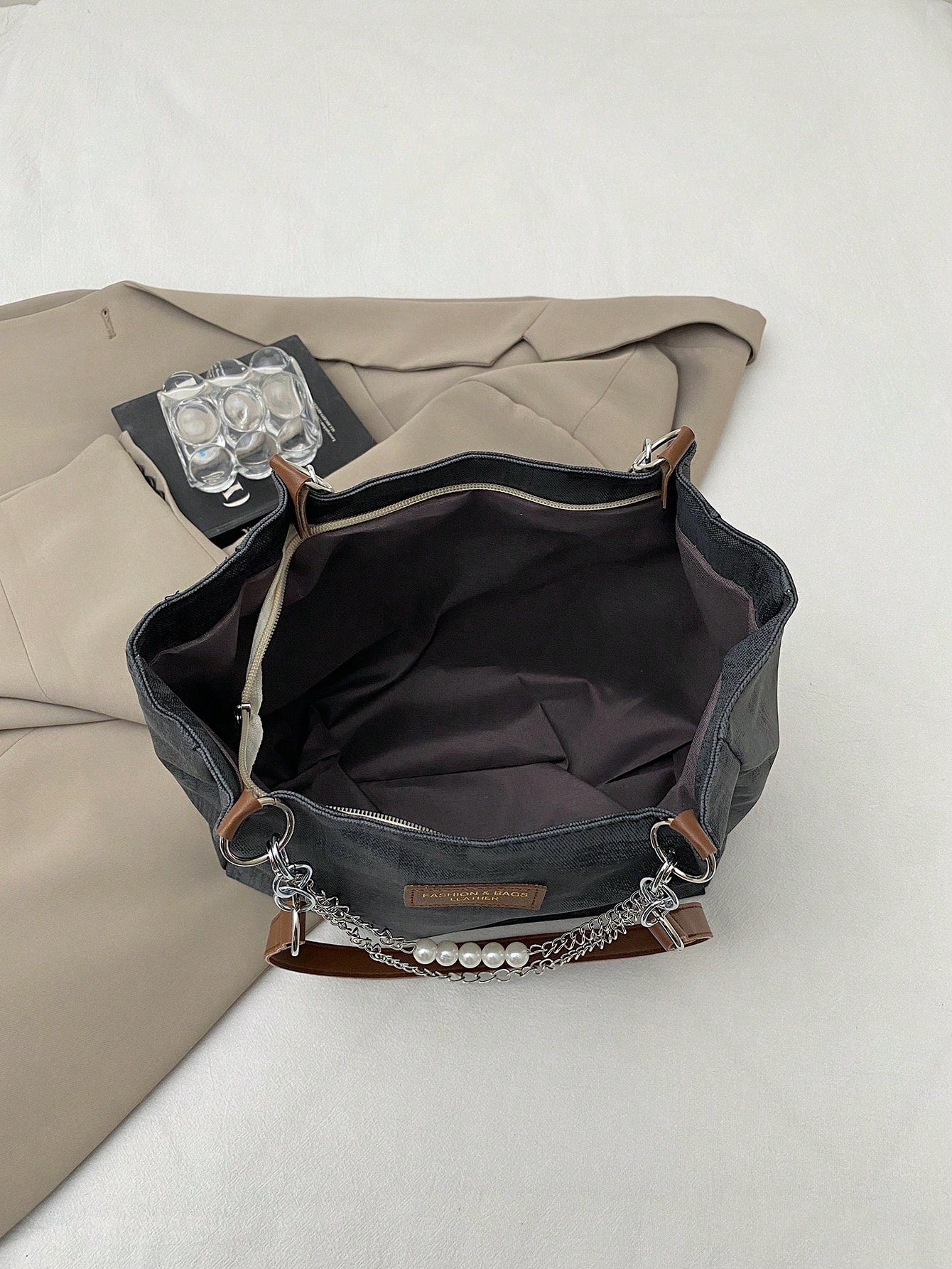 Bolso tote negro para mujer detalle del interior amplio