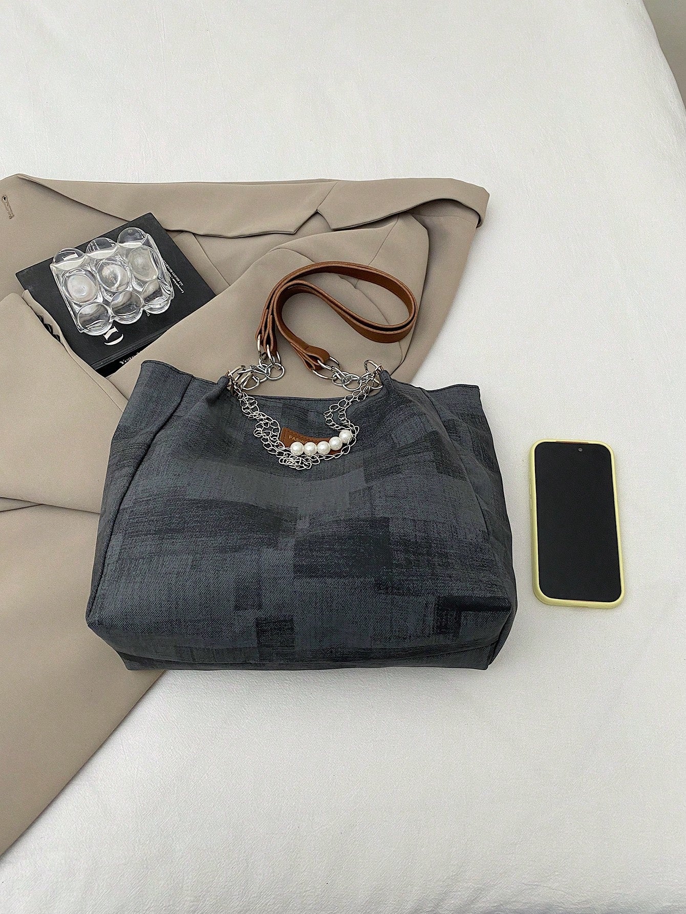Bolso tote negro para mujer vista superior junto a teléfono