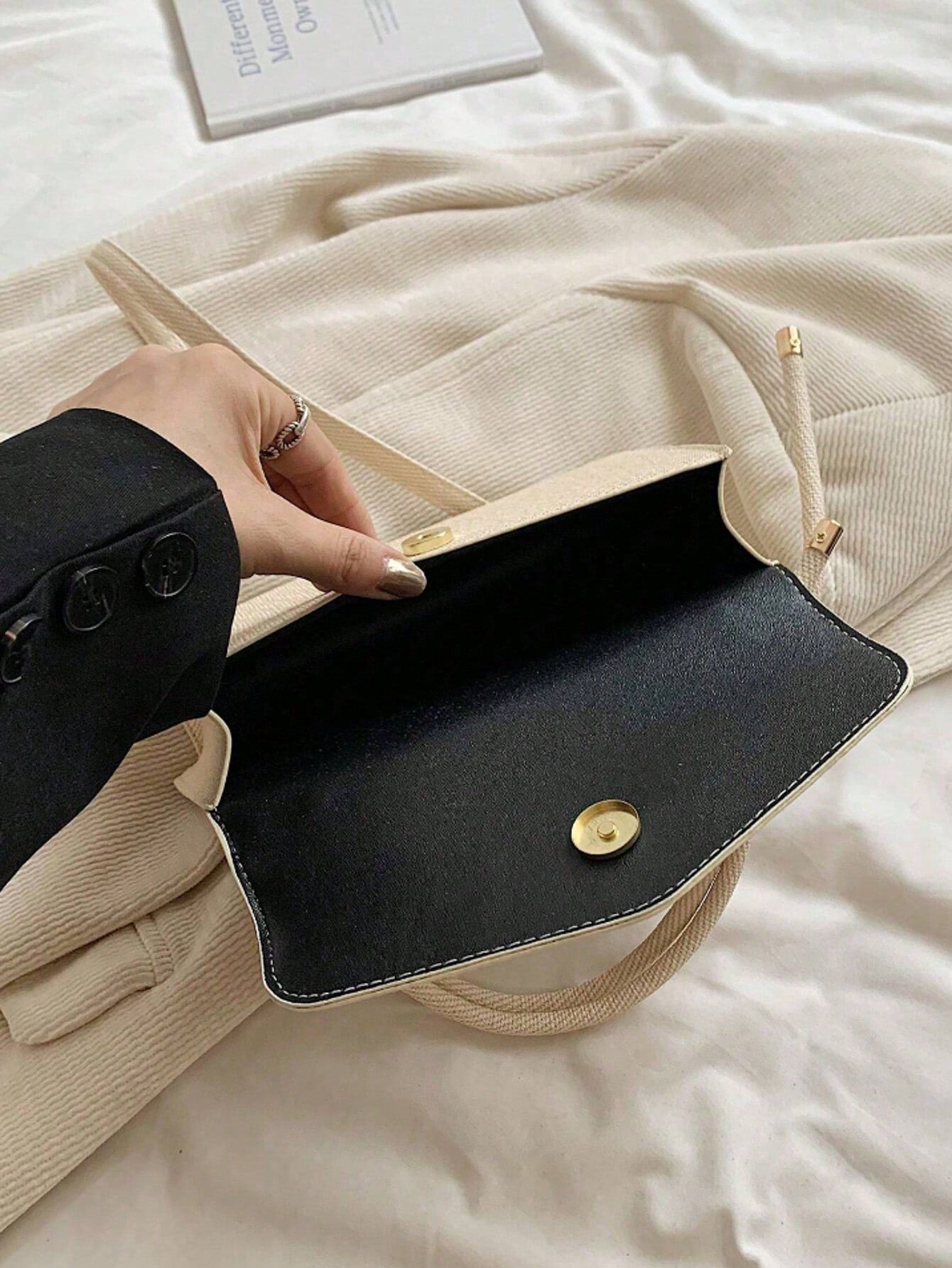 interior del bolso mini con cierre de solapa