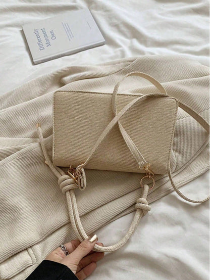 vista trasera del bolso con correa ajustable