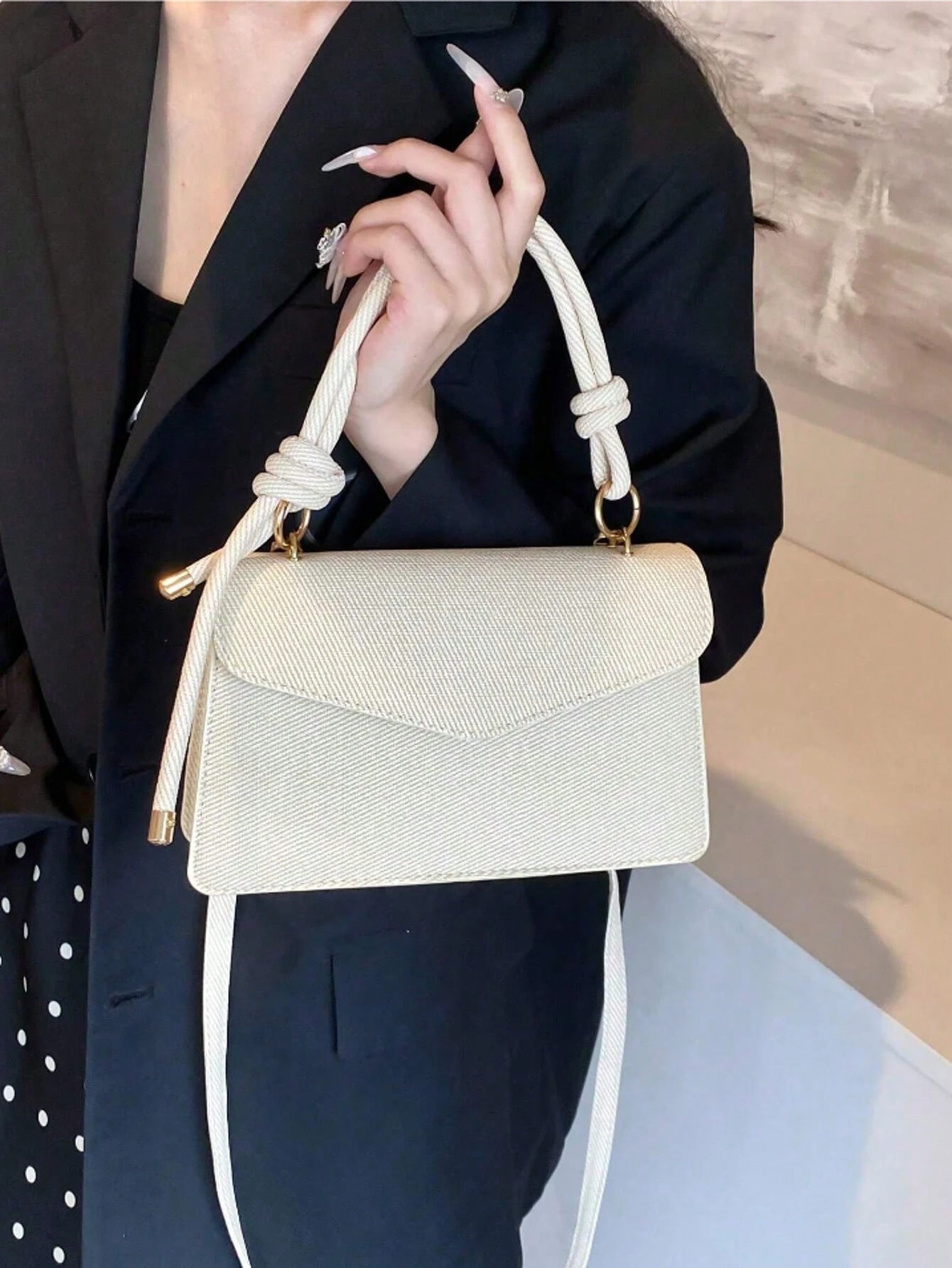 correa anudada del bolso cuadrado blanco