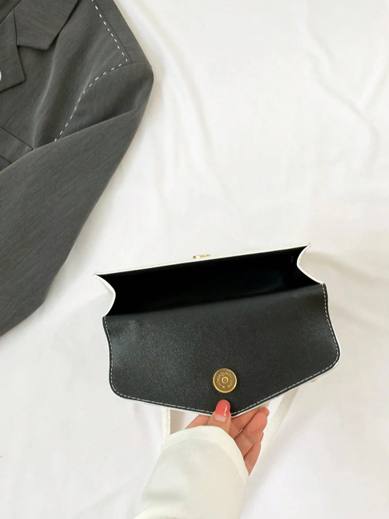 interior del bolso mini blanco con cierre magnético