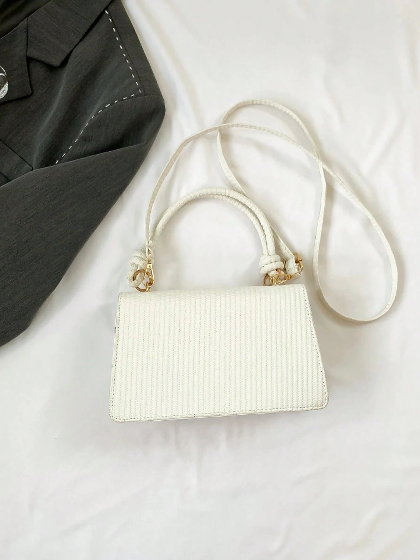 vista trasera del bolso con correa larga ajustable