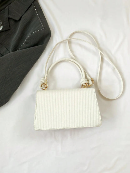 vista trasera del bolso con correa larga ajustable