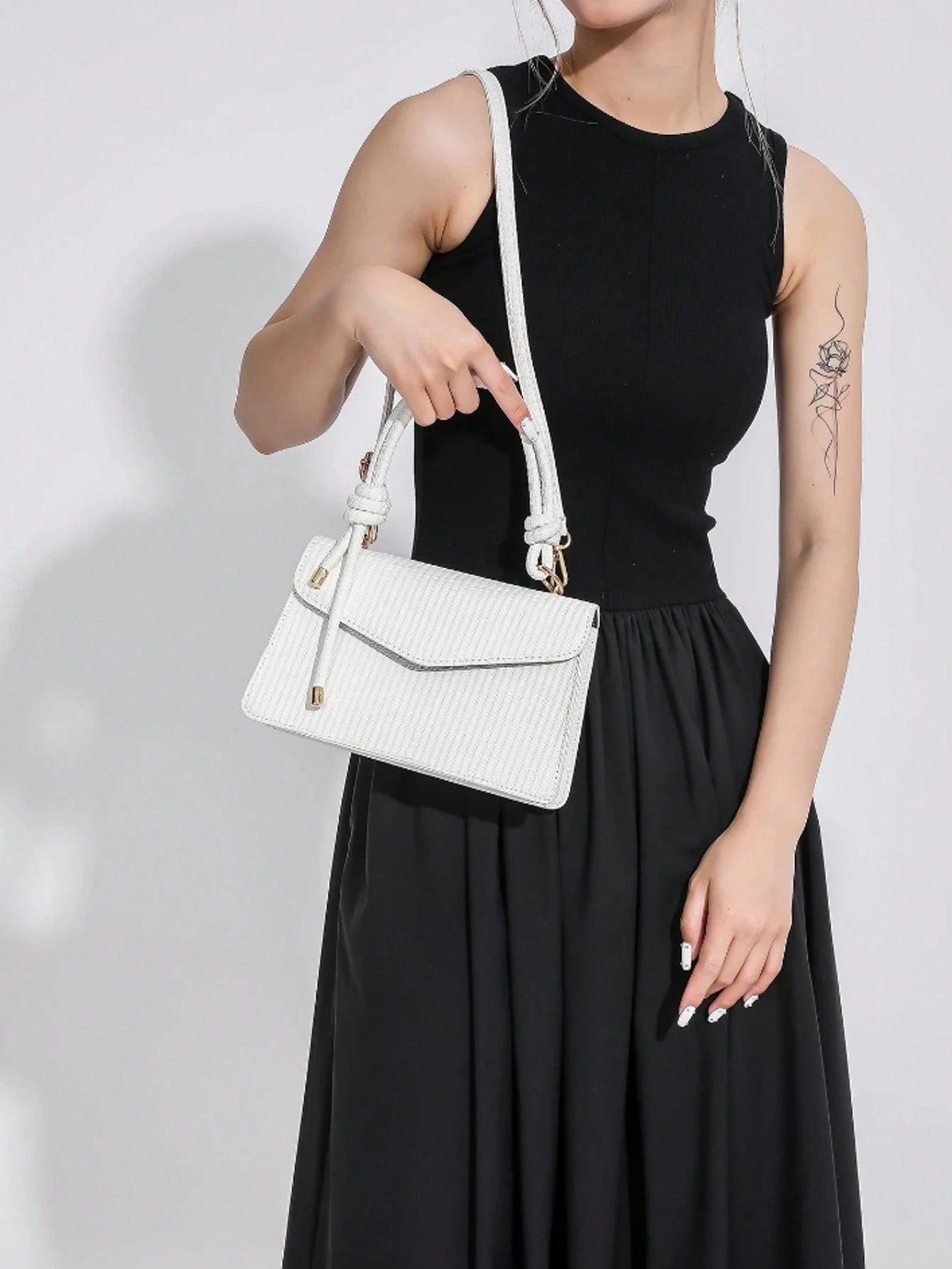 correa anudada del bolso cuadrado blanco