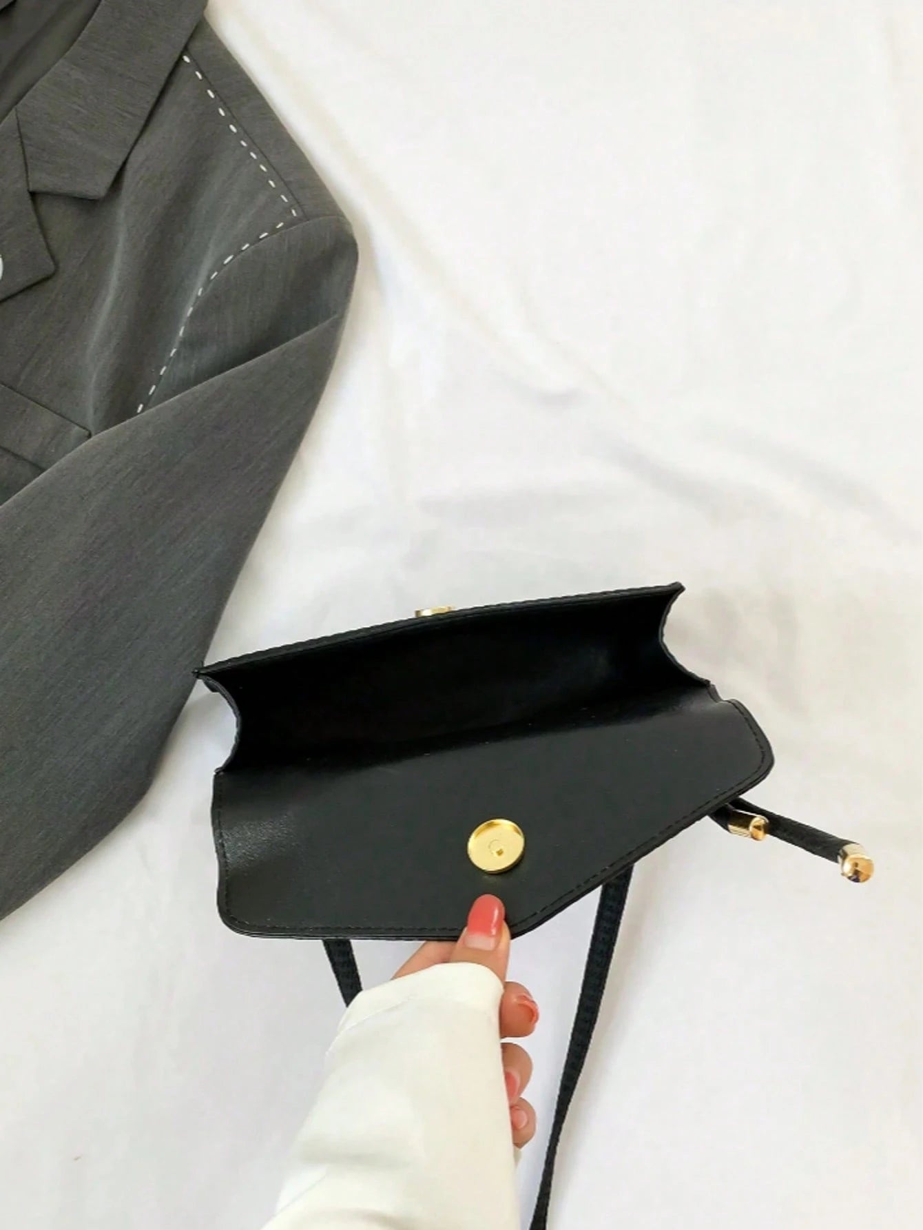 interior del bolso negro con cierre de solapa