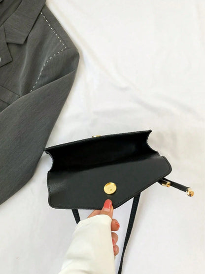 interior del bolso negro con cierre de solapa