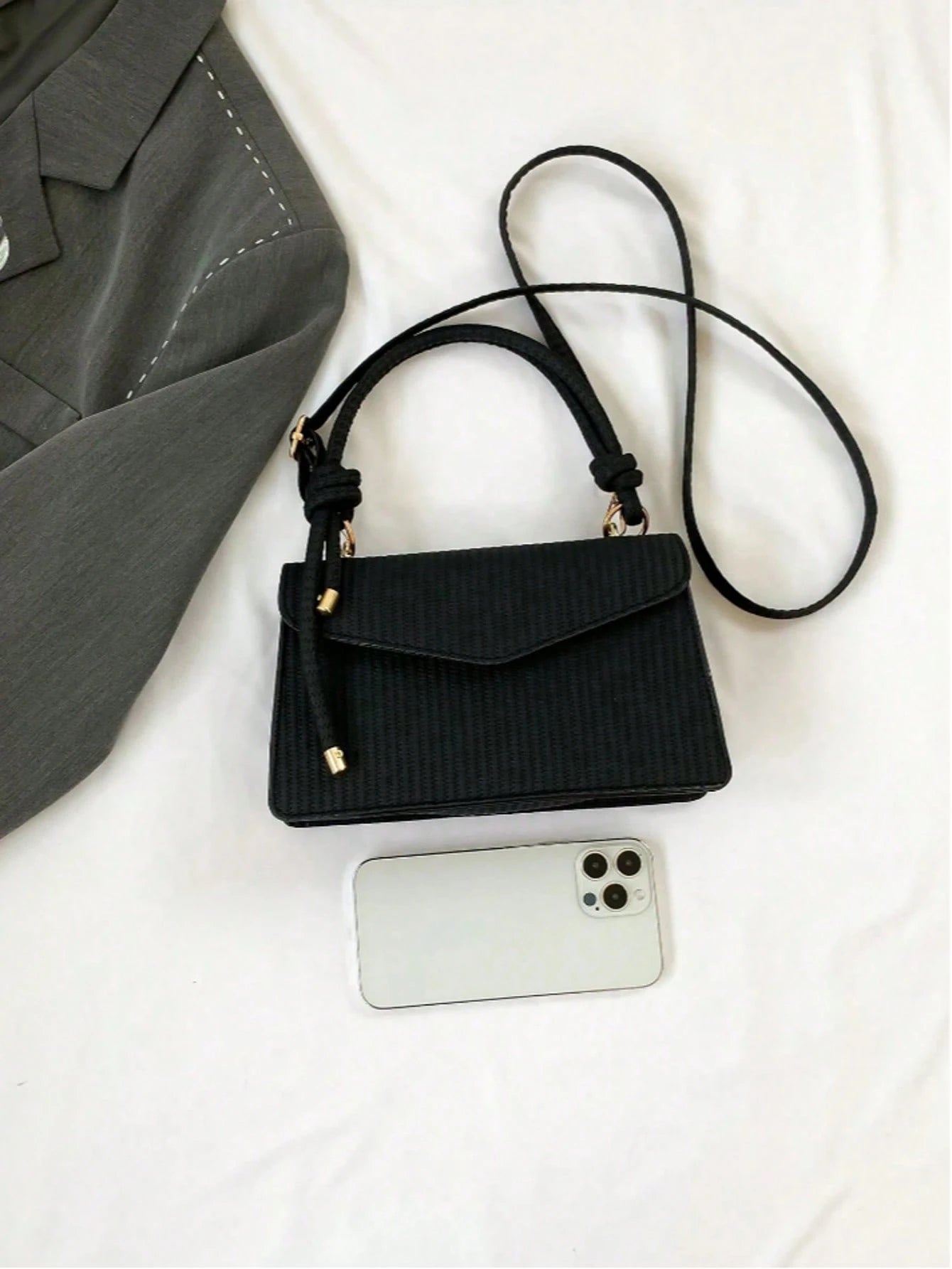 vista posterior del bolso negro mini con correa larga