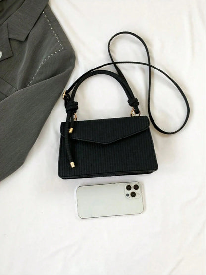 vista posterior del bolso negro mini con correa larga