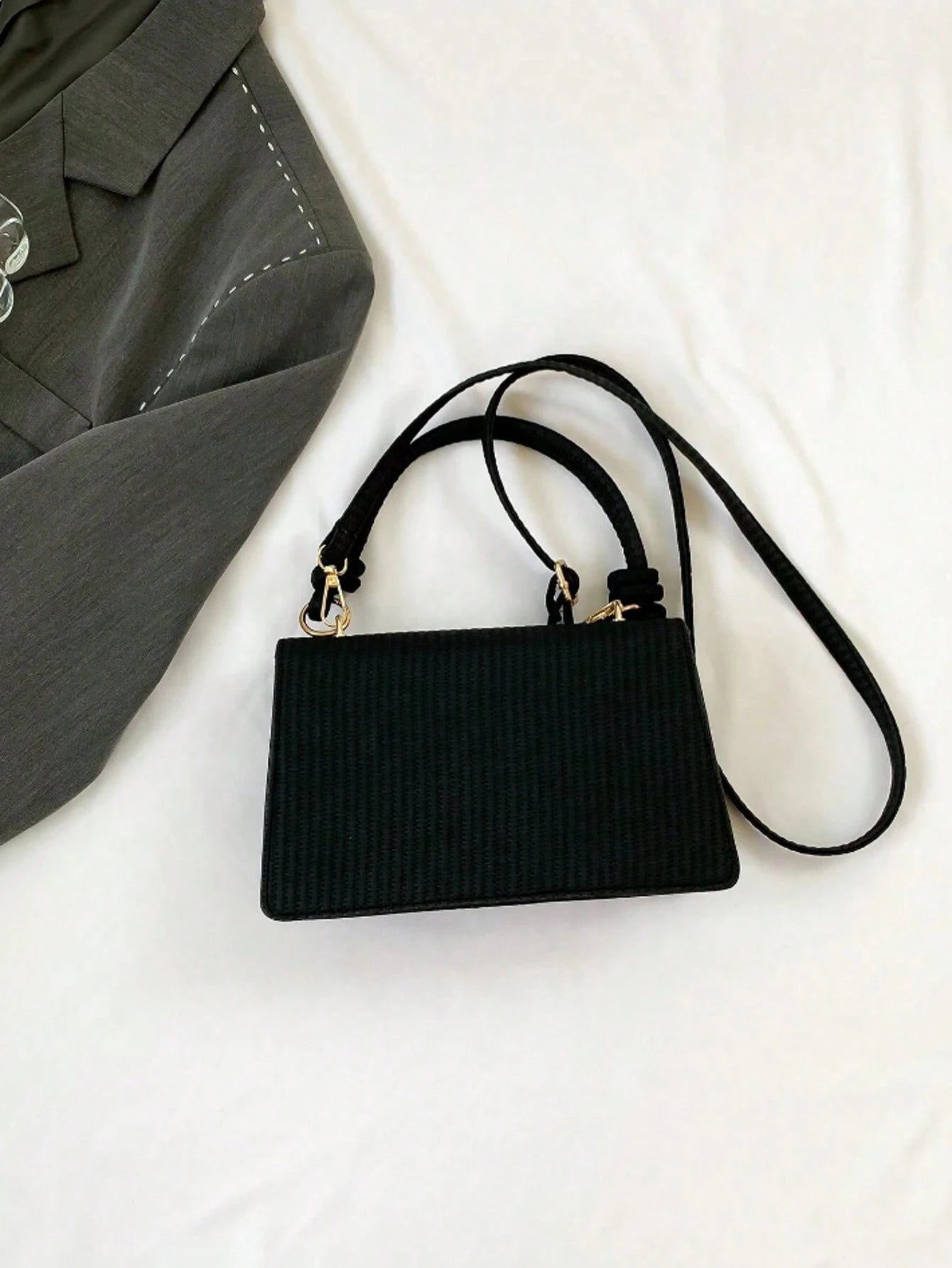 bolso negro con asa anudada elegante para mujer
